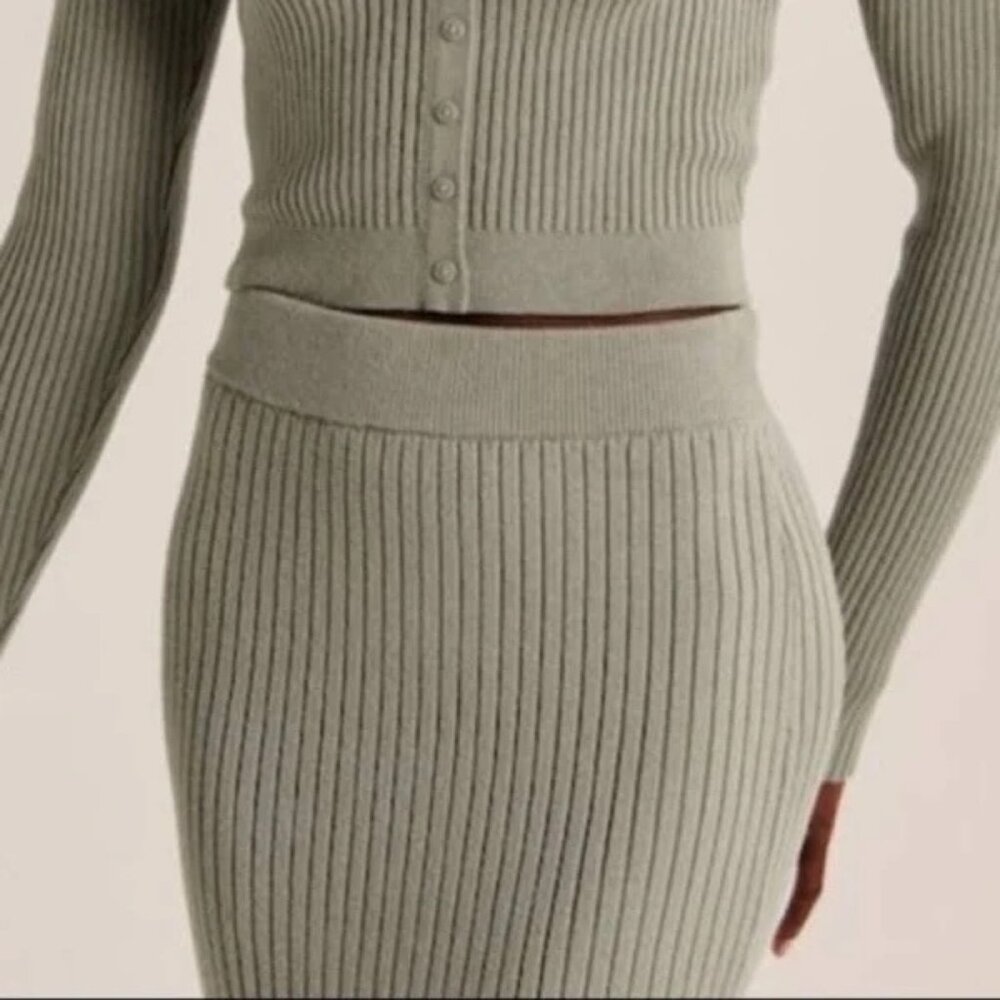 Like New! Abercrombie & Fitch Ribbed Mini Skirt in Sage - Size XS